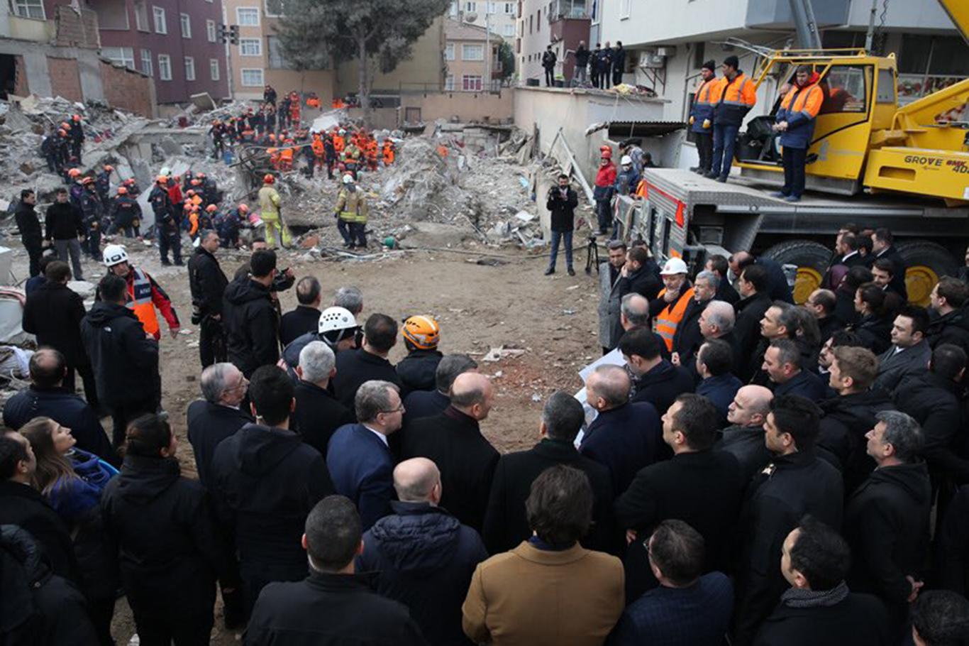 Bakan Soylu: Çöken binada 21 kişi hayatını kaybetti